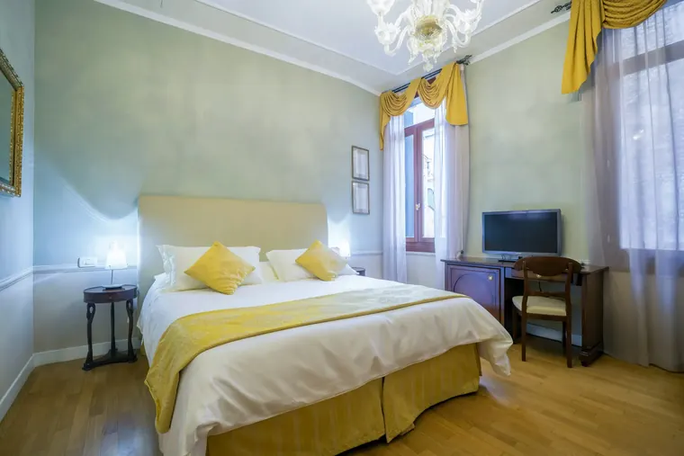 Camera Classic di Palazzo Vitturi con letto dai dettagli dorati