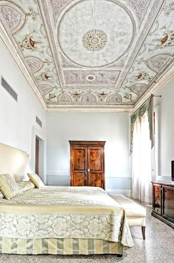 Deluxe — the ceiling