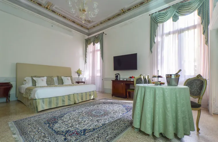 Junior Suite di Palazzo Vitturi con soffitto decorato e tappeto persiano